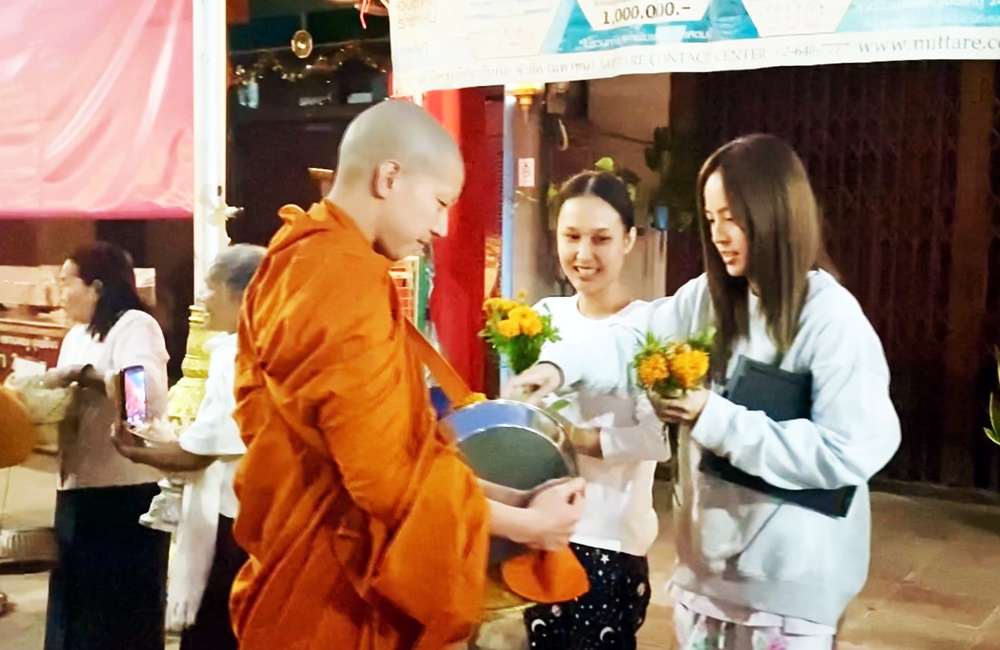 "พระโตโน่" ออกบิณฑบาตวันแรก "ณิชา" และชาวไทย-ลาว แห่ร่วมทำบุญ