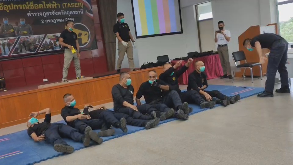 ตำรวจอุดรธานี อบรมการใช้อุปกรณ์เครื่องช็อตไฟฟ้า (taser)ให้กับเจ้าหน้าที่ป้องกันและปราบปราม ในการเข้าระงับเหตุ