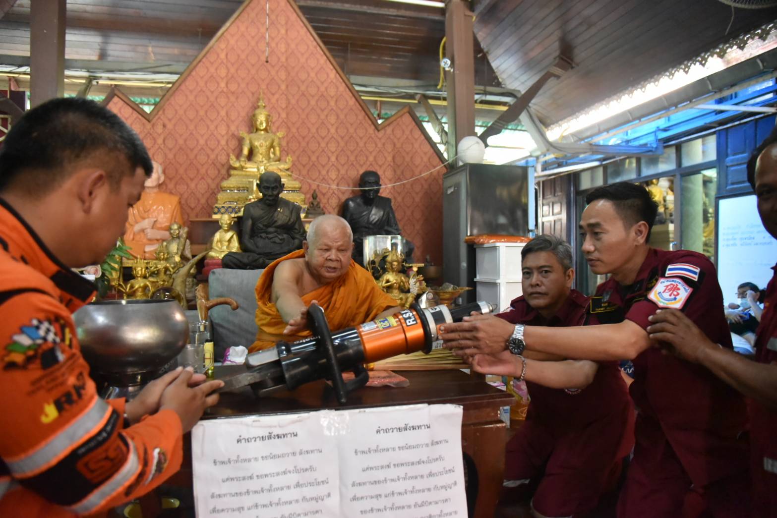 พระเกจิสายเมตตาแห่งเมืองกรุงเก่า "หลวงพ่อแม้น" ร่วมบริจาคเงินจัดซื้อเครื่องตัดถ่างให้กู้ภัยอยุธยา มูลค่า 450,000 บาท