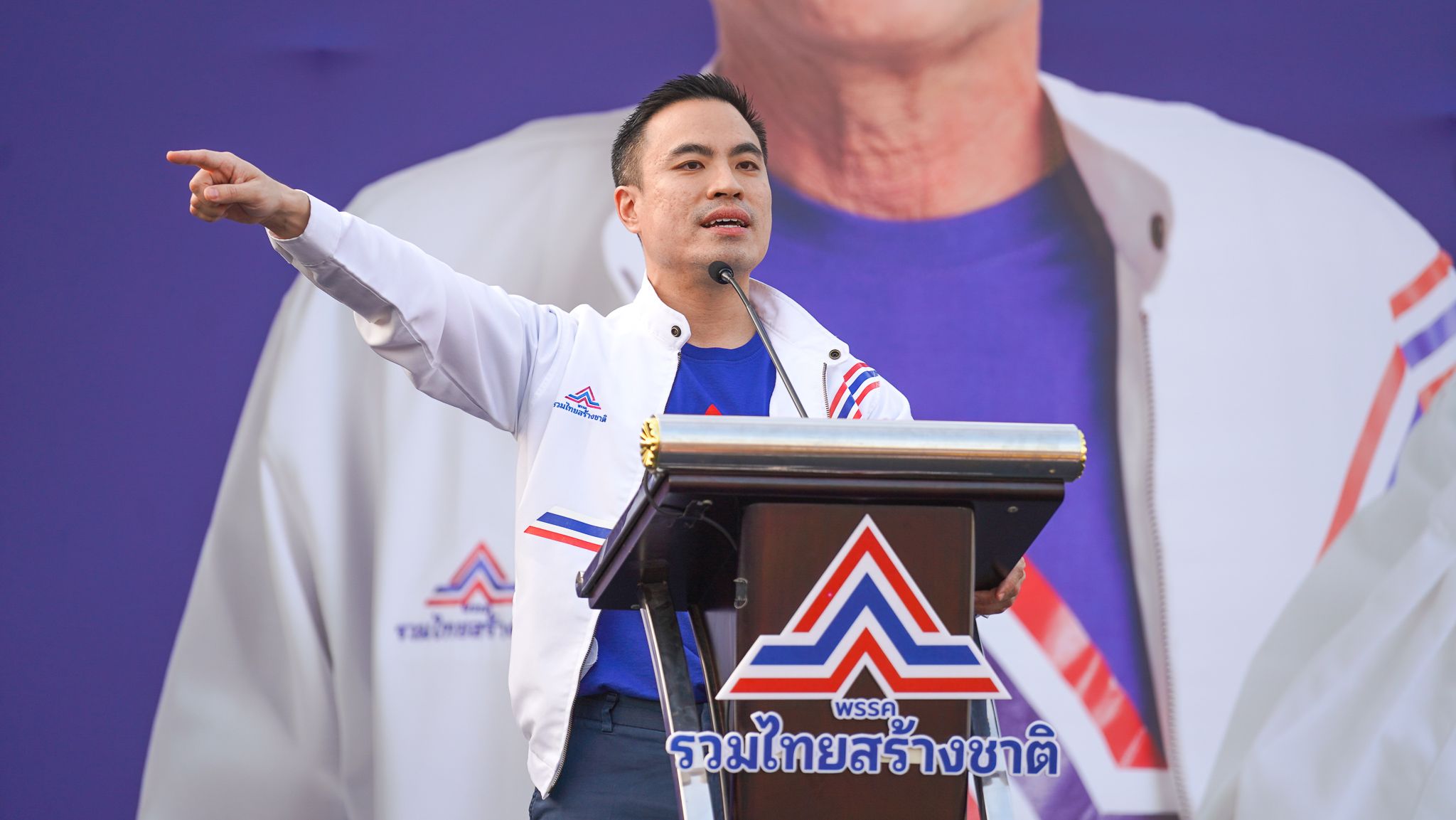 "เอกนัฏ" อ้อนภาคอื่นอย่าน้อยใจ "บิ๊กตู่" เตรียมออนทัวร์ "สุชาติ" เหน็บ "เพื่อไทย" ชูค่าแรง 600 กับดักปท.เย้ย "แคนดิเดตนายกฯ" จะตัดสินใจต้องถามพ่อ