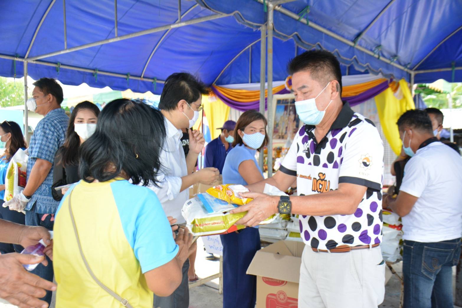 "ผู้การแต้ม" นำทีมแจกถุงยังชีพช่วยปชช.สิ้นสุด "โครงการห่วงอย่างห่างๆ"