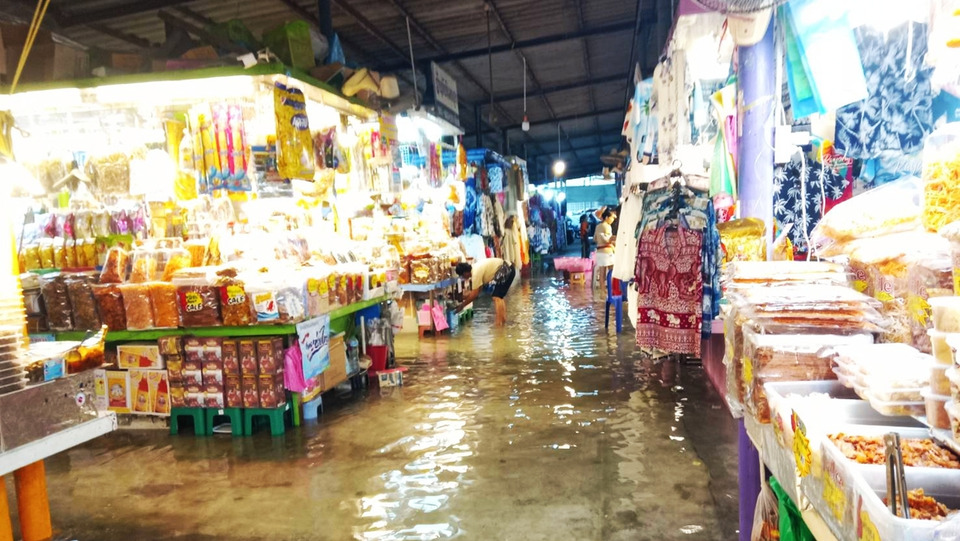 ฝนถล่มบ้านเพนานกว่า 1 ชั่วโมง! น้ำท่วมตลาดดังระยอง พ่อค้าแม่ค้าขนของหนีโกลาหล