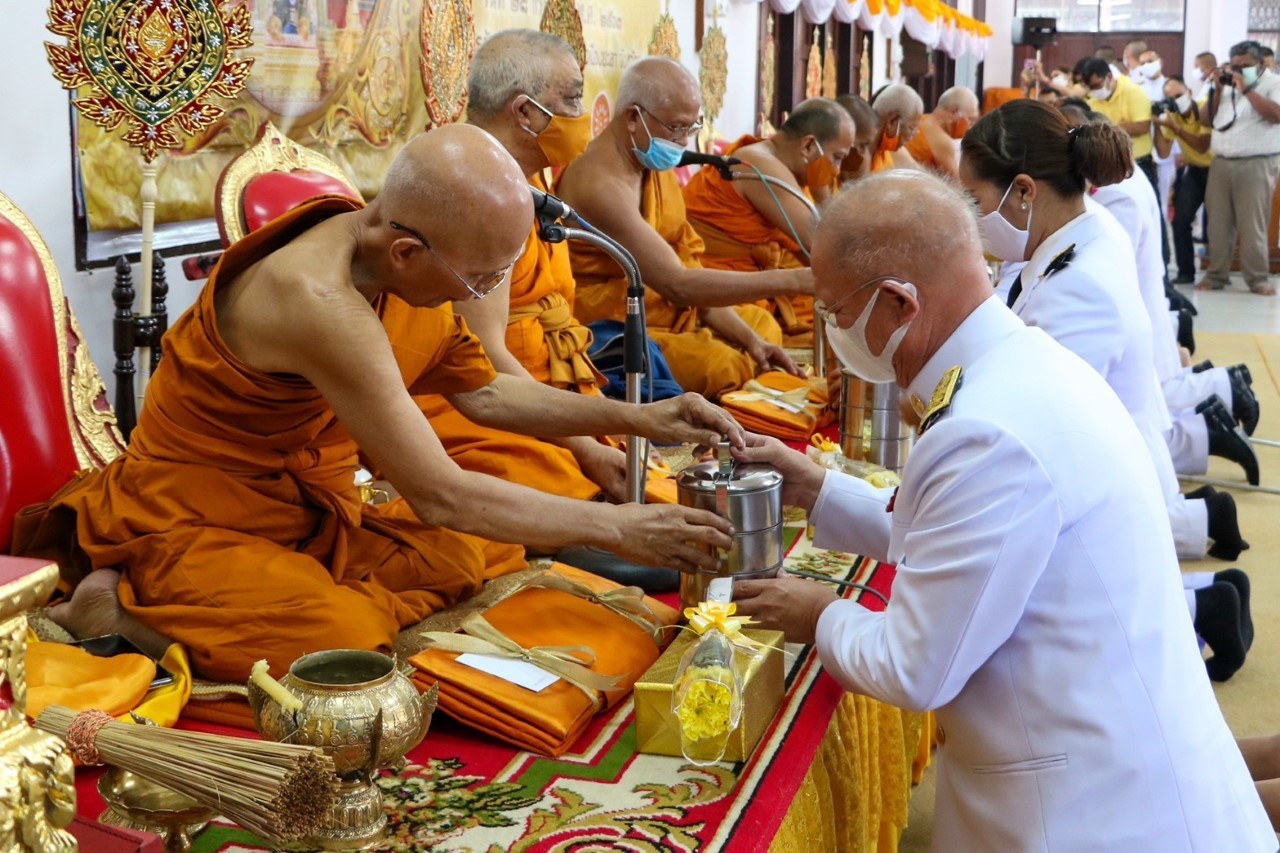 พสกนิกรชาวจังหวัดยะลา ร่วมพิธีเจริญพระพุทธมนต์สมโภชพระบรมสารีริกธาตุ เนื่องในโอกาสวันเฉลิมพระชนมพรรษา