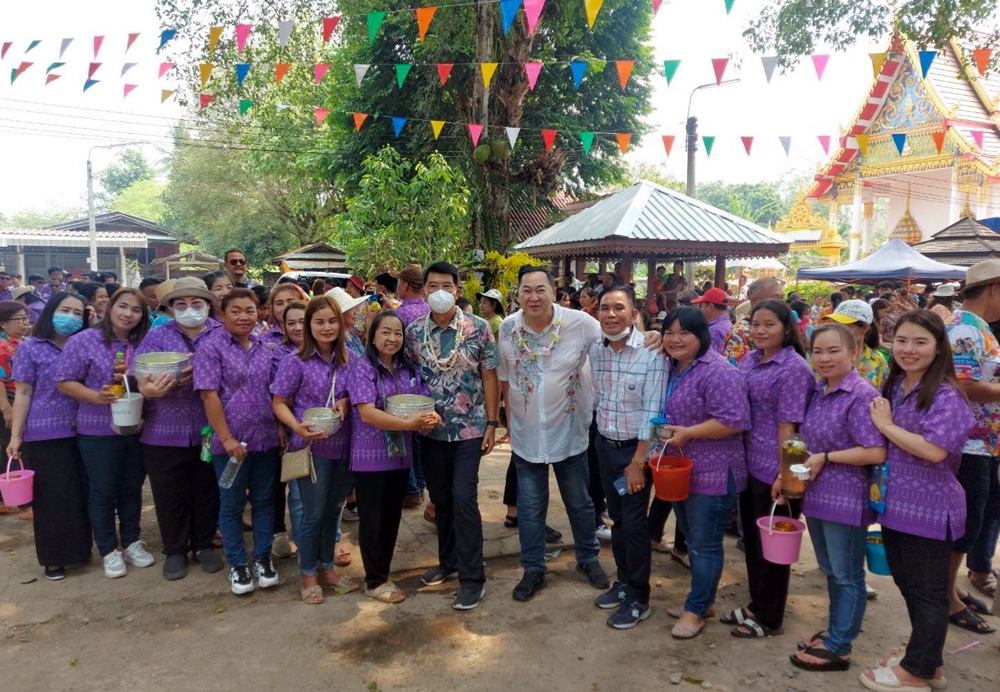 “ชัยวุฒิ-อดีตนายกเคี้ยง” ร่วมรดน้ำดำหัวผู้สูงอายุ งานมหาสงกรานต์ แม่สอด ต.พะวอ 