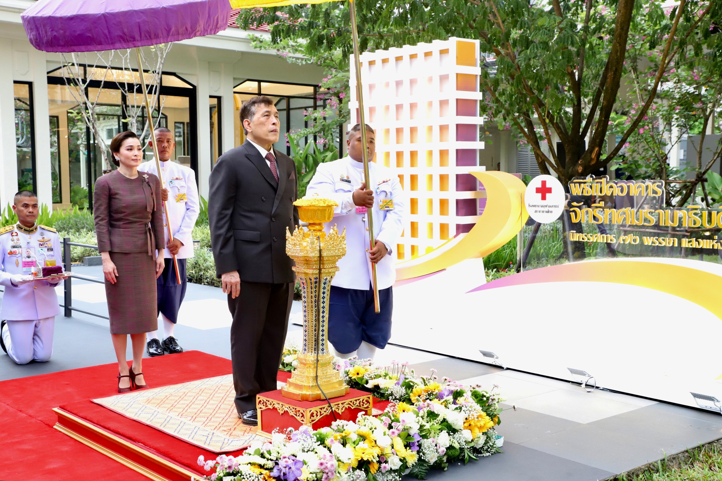 "ในหลวง-พระราชินี"เสด็จฯไปทรงเปิดอาคาร"จักรีทศมรามาธิบดินทร์"โรงพยาบาลจุฬาลงกรณ์