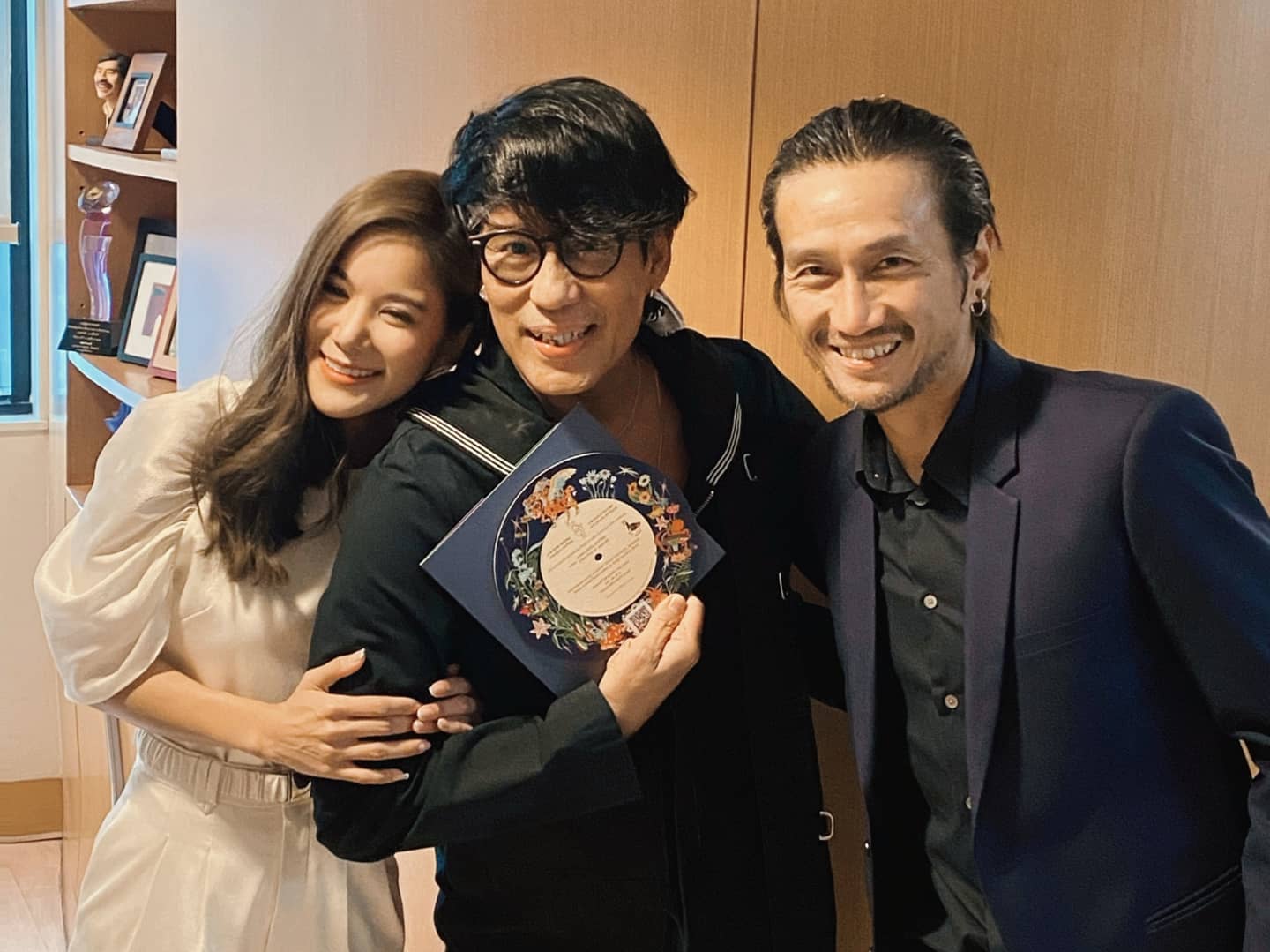 ว่าที่เจ้าบ่าว-เจ้าสาว 'ตูน-ก้อย' สุดปลื้มแจกการ์ดงานแต่ง 'พี่เบิร์ด'