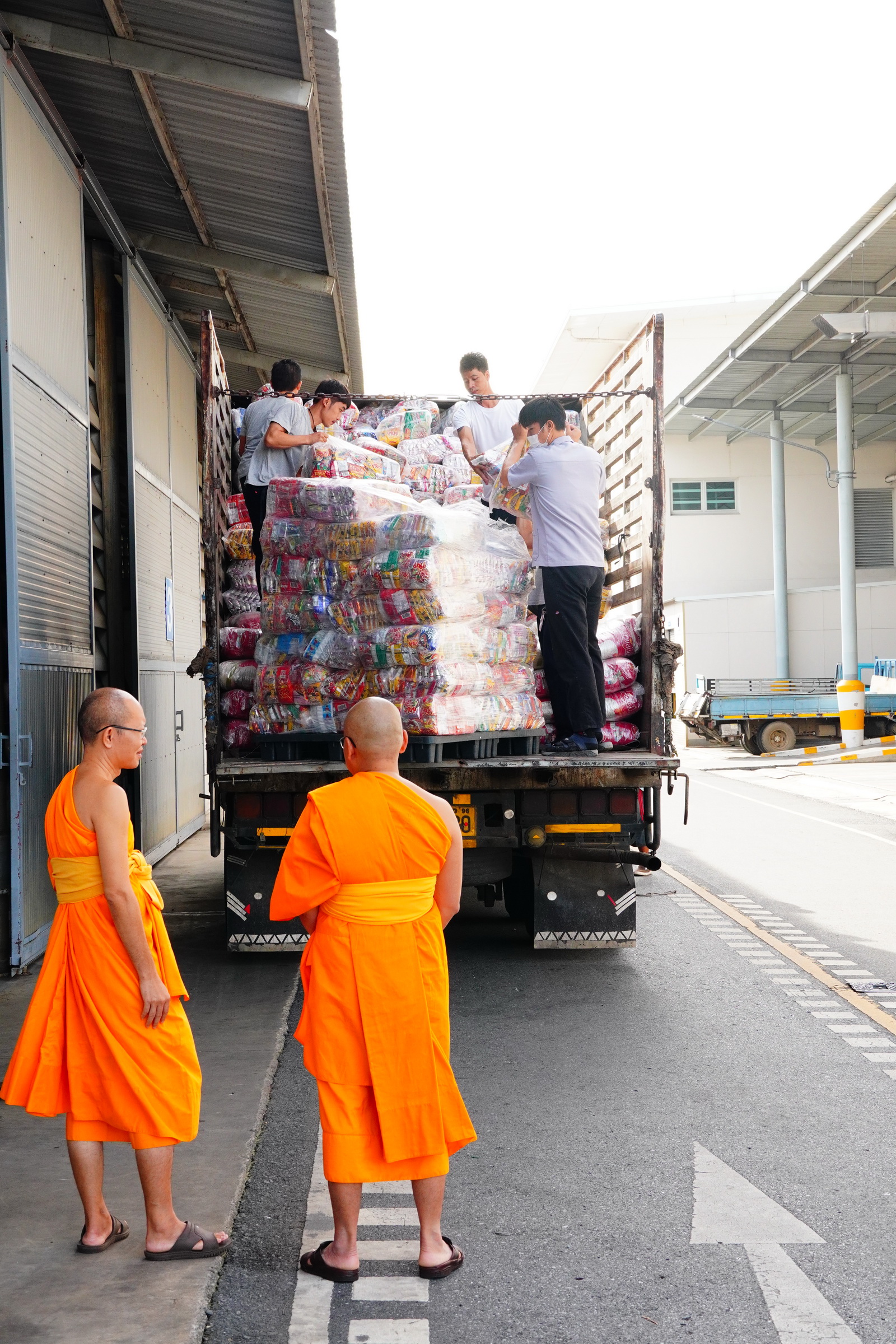 วัดพระธรรมกายส่งมอบข้าวสารอาหารแห้งช่วยเหลือคณะสงฆ์ครูทหารตำรวจเป็นขวัญกำลังใจในพื้นที่ จ.นราธิวาส