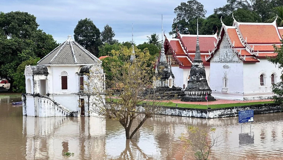 ฝนถล่มอุทัยธานี! น้ำสะแกกรังเอ่อล้นท่วมวัดอุโปสถาราม-ชุมชนริมฝั่ง เตือนเร่งอพยพ