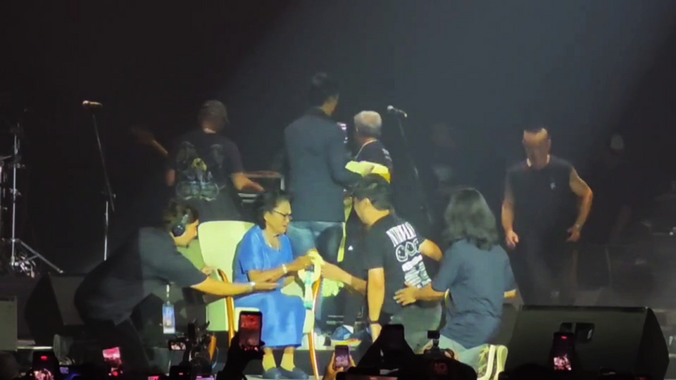 “เสก โลโซ” คุกเข่ากราบแม่กลางเวทีโคราช มอบดอกมะลิ แฟนเพลงน้ำตาคลอ