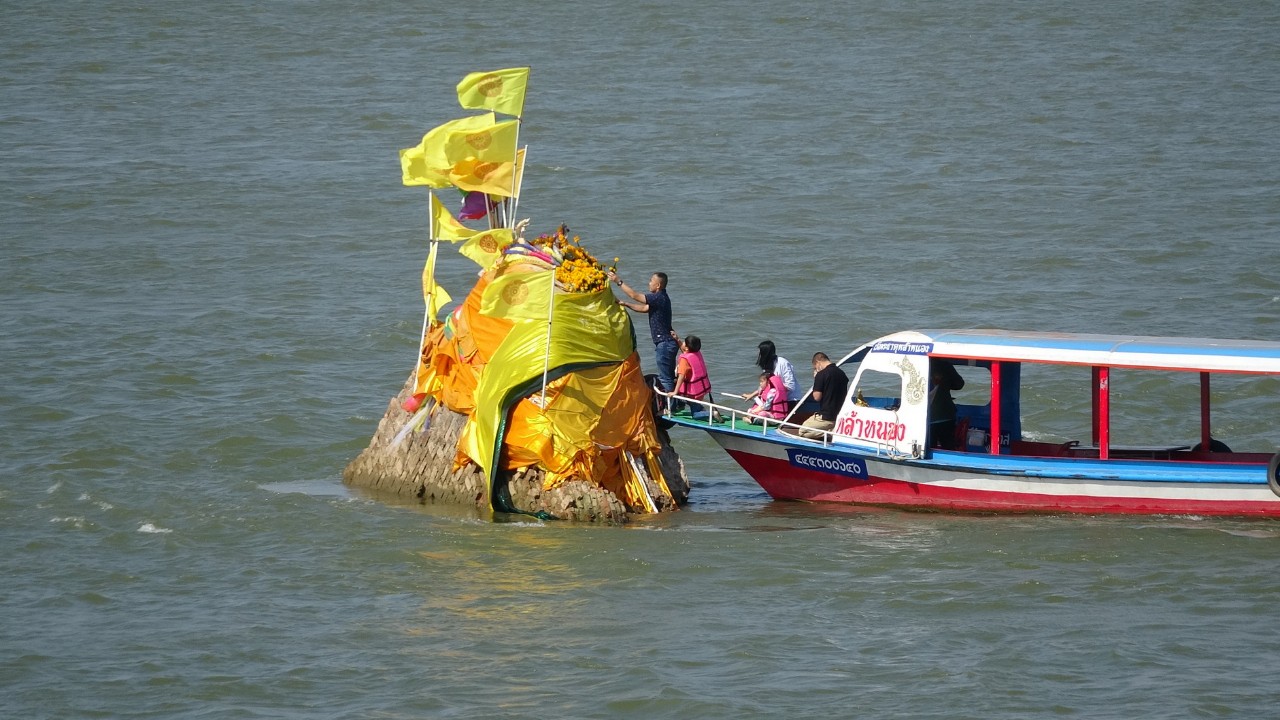 พุทธศาสนิกชนไทยและนักท่องเที่ยว ต่อคิวสักการะขอพรและห่มผ้าพระธาตุกลางน้ำ เพื่อความเป็นสิริมงคลรับปีใหม่ พ.ศ.2564