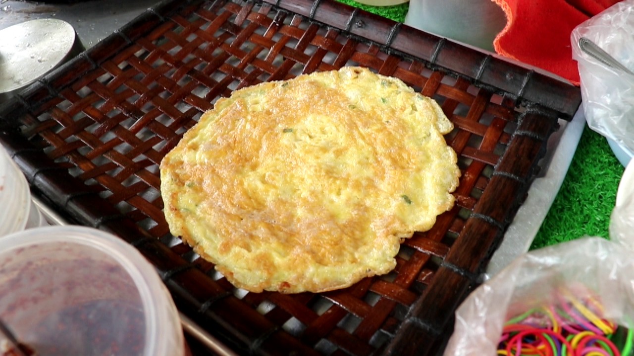 พิษไข่ไก่แพง ร้านข้าวไข่เจียวเมืองโคราช เปลี่ยนใช้ไข่เปลือกบางแทนลดต้นทุน ห่วงราคาก๊าซหุงต้มจ่อขึ้นราคา