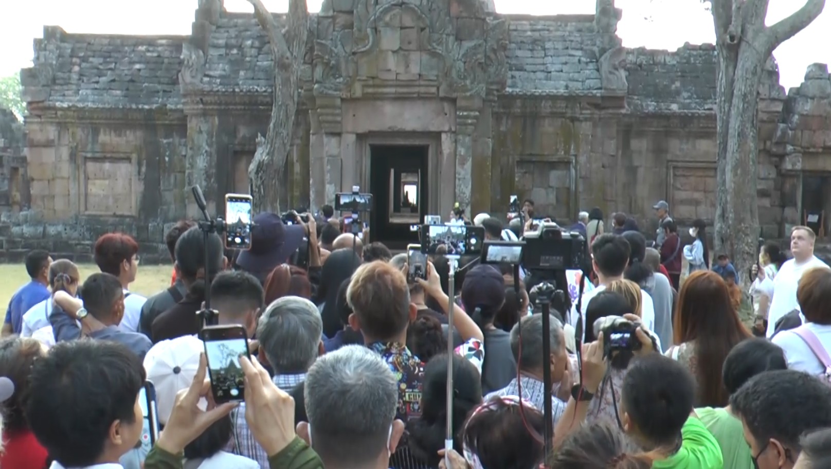 ท้องฟ้าเปิด นทท.ไทย-เทศ เฮ ได้ชมมหัศจรรย์ แสงแรกของวัน พระอาทิตย์เต็มดวงขึ้นสาดแสงส่องผ่านใจกลางประตู15 ช่องประตู ปราสาท "พนมรุ้ง"