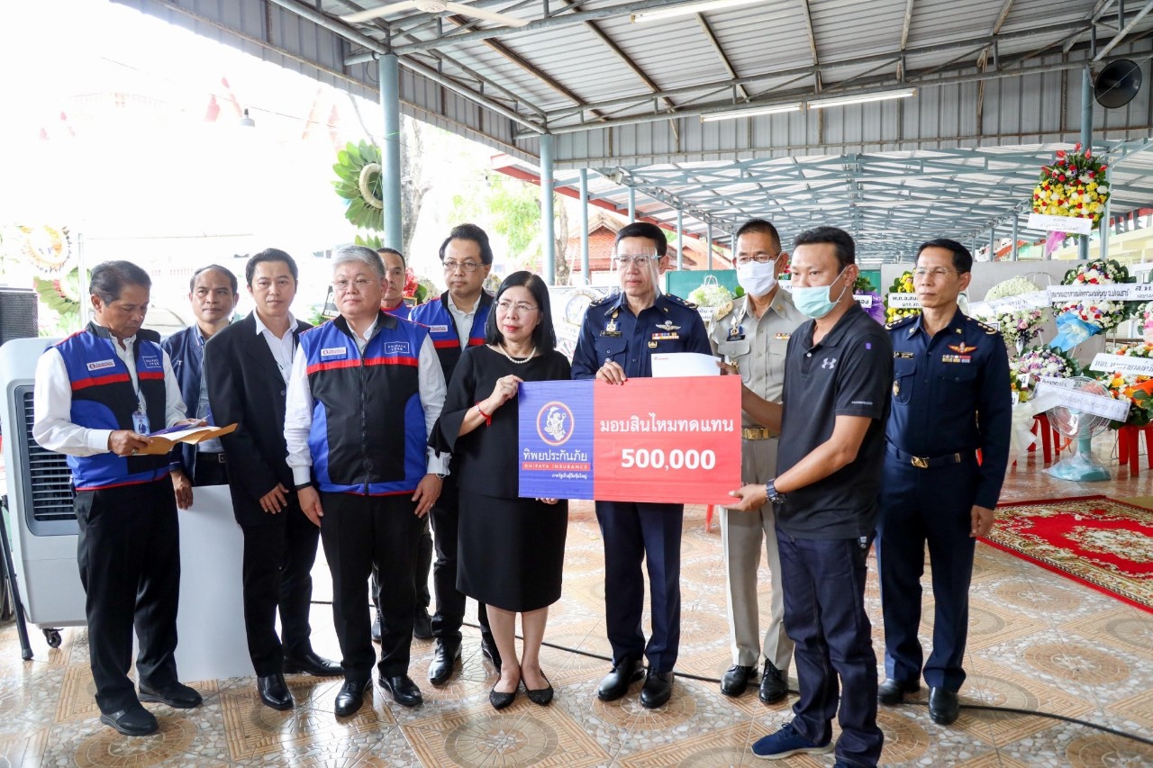 เลขาฯคปภ.-ผู้ว่าฯสักขีพยานประกันจ่ายสินไหม​ 5ศพอุบัติเหตุกระบะเสียหลักพลิกคว่าที่เชียงใหม่แล้ว