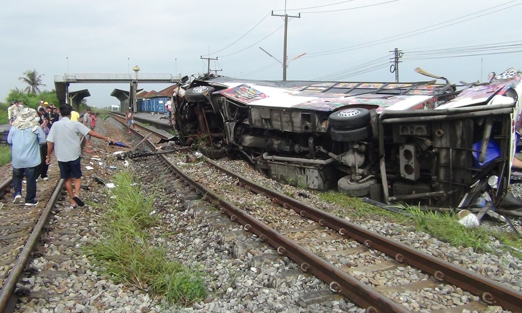 อธิบดีกรมการขนส่งทางบกสอบข้อเท็จจริงรถไฟชนรถบัสกฐิน ชี้มาตรฐานรถ-บรรทุกเกินความจุหรือไม่
