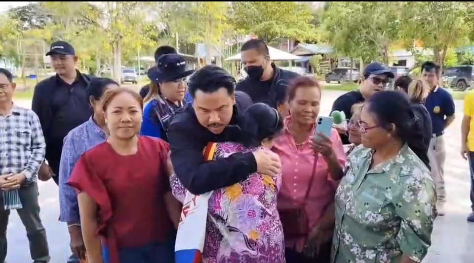 “กัน จอมพลัง” ลงชายแดนศรีสะเกษ ตรวจบังเกอร์เยี่ยมครอบครัวเหยื่อจรวด เตรียมสร้างอนุสรณ์รำลึก