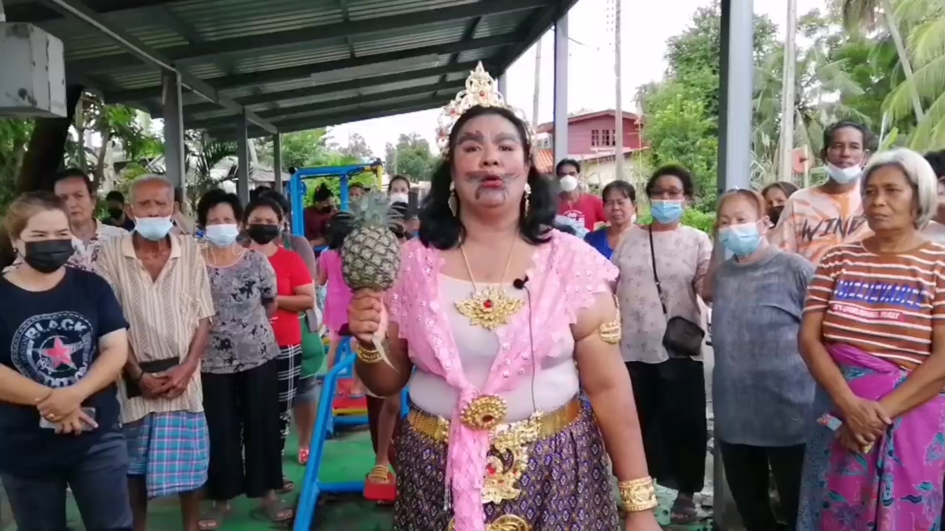 สาวใหญ่แต่งองค์ทรงเครื่องนางยักษ์พันธุรัตน์กระโดดสระน้ำแก้บนชนะเลือกตั้งอบต.