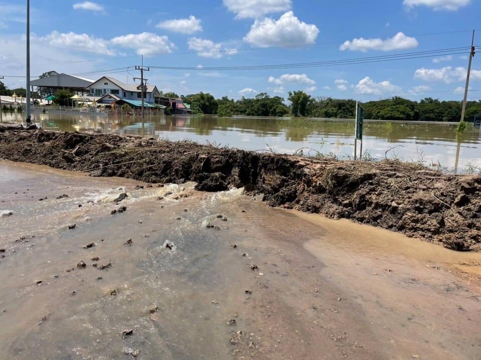 โครงการชลประทานอ่างทอง ลงพื้นที่ติดตามสถานการณ์อุทกภัยในเขตพื้นที่ อ.ไชโย