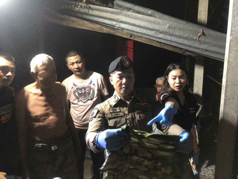 ฆ่าโหดหนุ่มวัย 43 หน้าบ้าน คอหัก-ศีรษะยุบ ตร.คุมตัวพ่อเลี้ยงสอบ 
