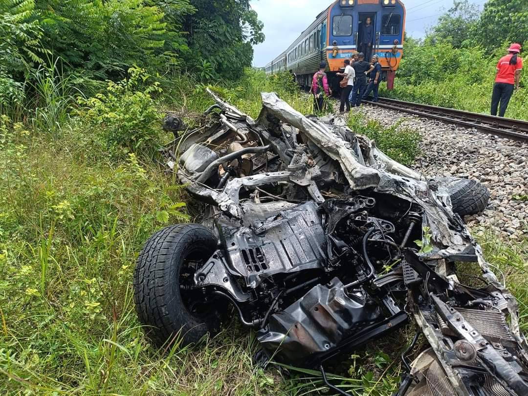 ชุมพร รถไฟสายใต้ชนกระบะลากไกล 1 กม. สภาพยับเป็นเศษเหล็กดับทั้งคัน 3 ราย