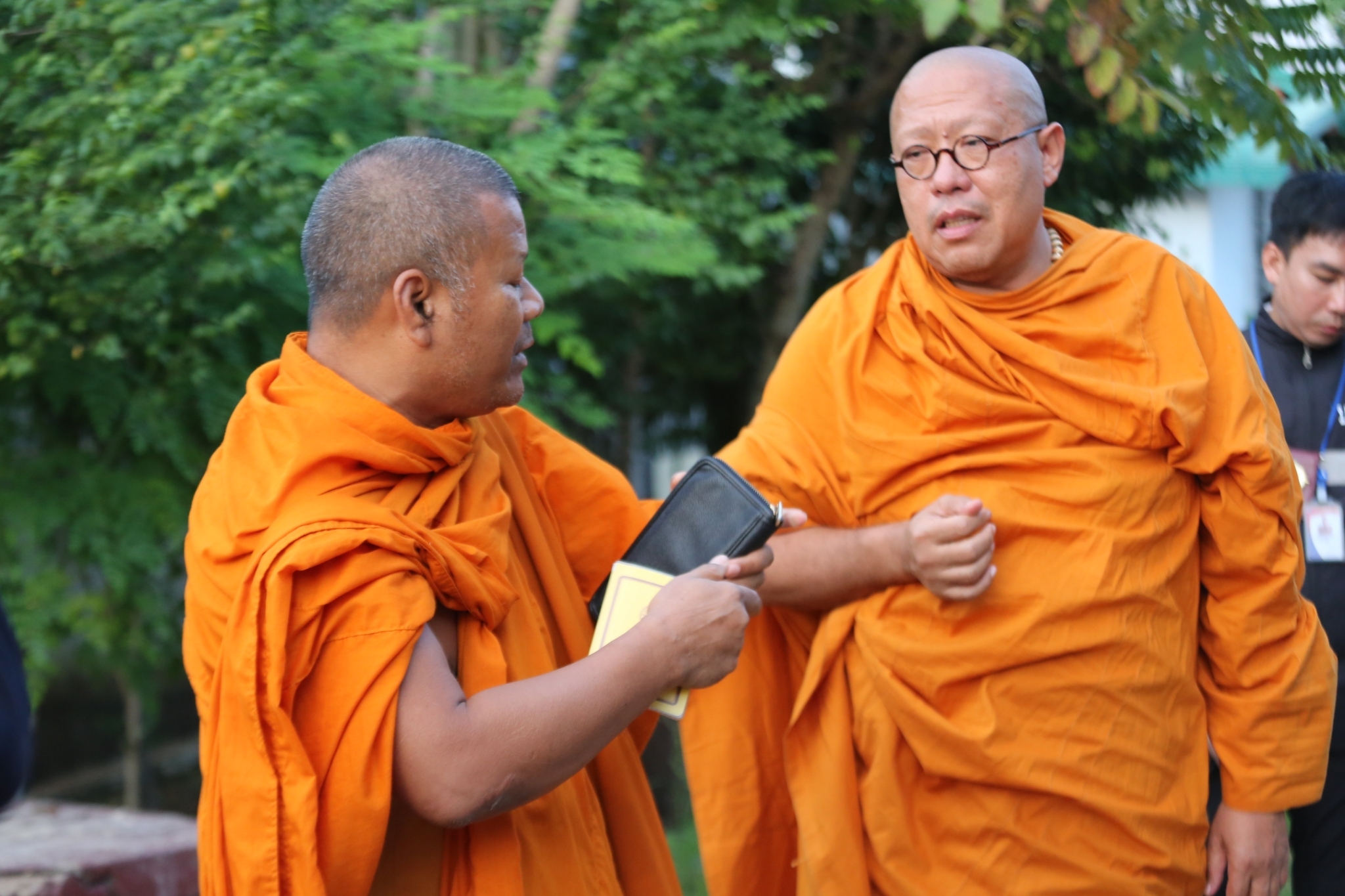 นครปฐม หลวงพี่น้ำฝน อัดคลิบทวงถาม "พระปีนเสาอยู่ไหน" ใครเจอบ้าง 