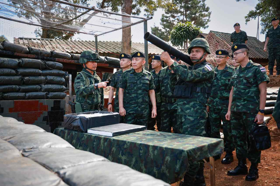 ปลัดกลาโหมลงพื้นที่กองกำลังผาเมือง ติดตามสถานการณ์ชายแดนไทย–เมียนมา เสริมศักยภาพทหารคุ้มครองประชาชน