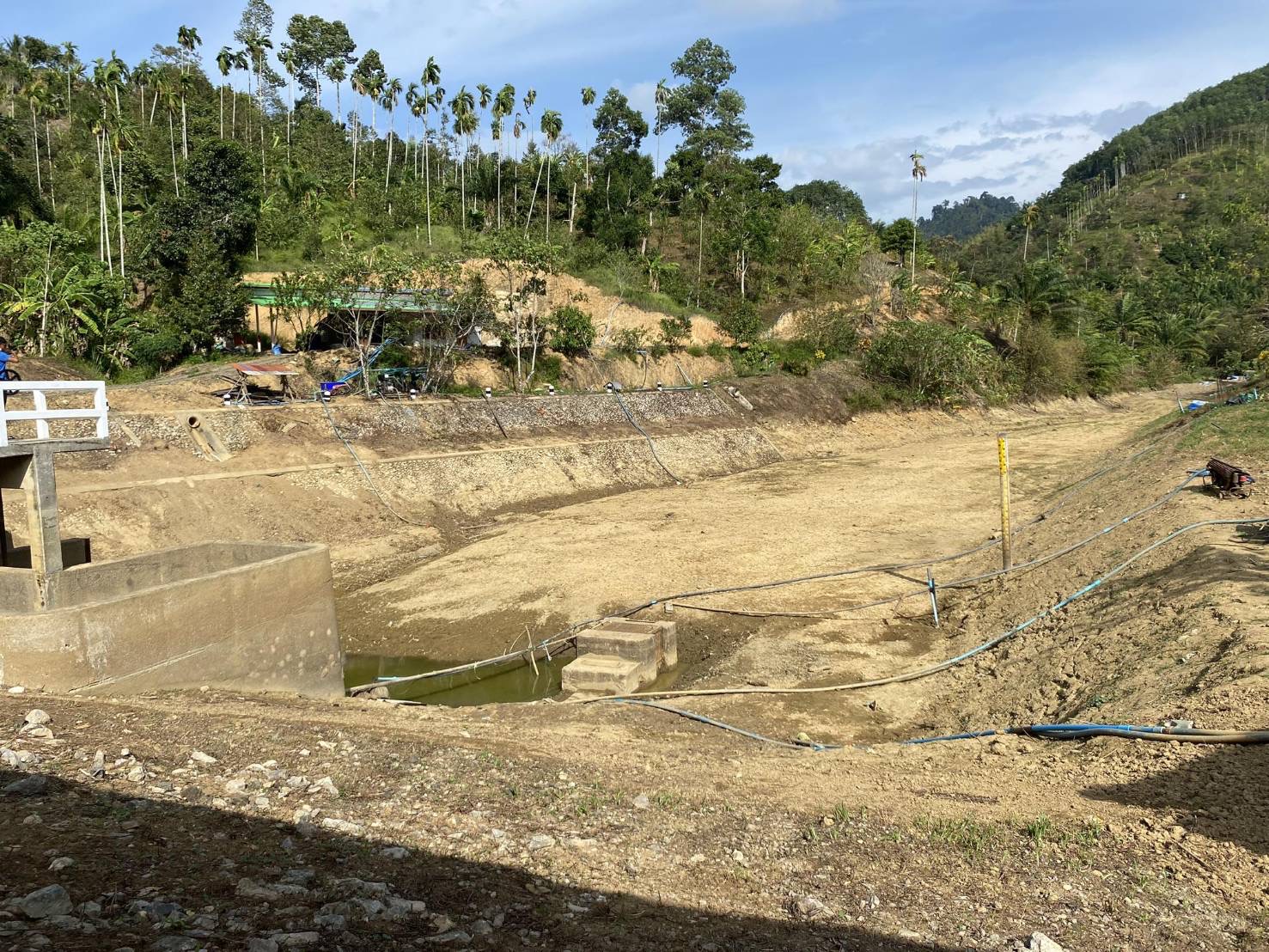 ชุมพรวิกฤติน้ำคลองแห้งต้นทุเรียนตาย เสียหายกว่า 100 ล้าน ผู้ว่าฯ-ศูนย์ฝนหลวง จ่อตั้งฐานบินเร่งช่วยเหลือ
