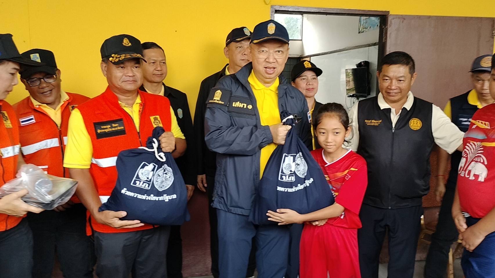 รมว.ศึกษาฯลงพื้นที่ตรวจเยี่ยมให้กำลังใจและมอบถุงยังชีพให้แก่ผู้ประสบอุทกภัยอำเภอเทิง และขุนตาล จังหวัดเชียงราย