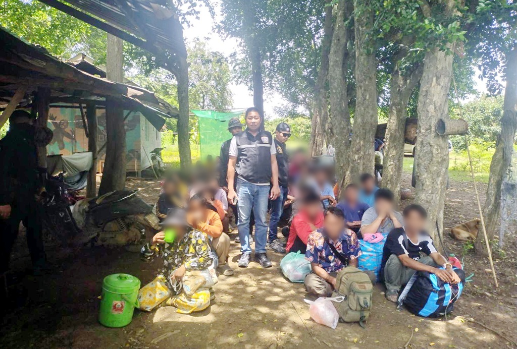 ทหารพรานสนธิกำลัง จับแรงงานกัมพูชาลอบเข้าเมืองกว่า 50 ราย ผ่านช่องธรรมชาติกลางสวนลำไย