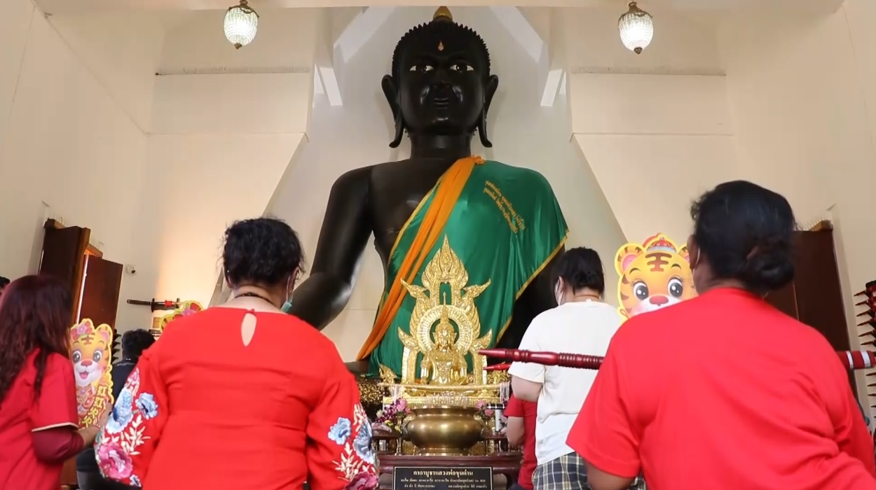  นักท่องเที่ยวแห่ลอดซุ้มดาบหลวงพ่อขุนด่าน 8 อรหันต์ตัดปีชง 