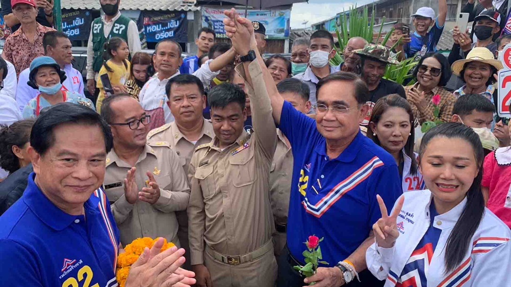 "ลุงตู่" แวะให้กำลังใจนายสถานีรถไฟบ้านส้อง เสี่ยงชีวิตช่วยหญิงชราเป็นใบ้หูหนวก