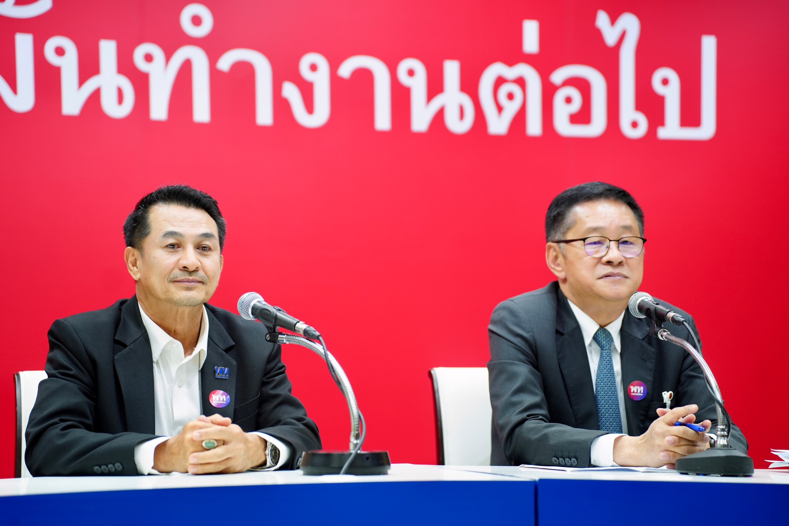 มติ "พท." เอกฉันท์ดัน "พิธา" นั่งนายกฯ มั่นใจคุณสมบัติครบถ้วนชอบด้วยกฎหมาย ไม่หวั่นถูกยุบพรรค 