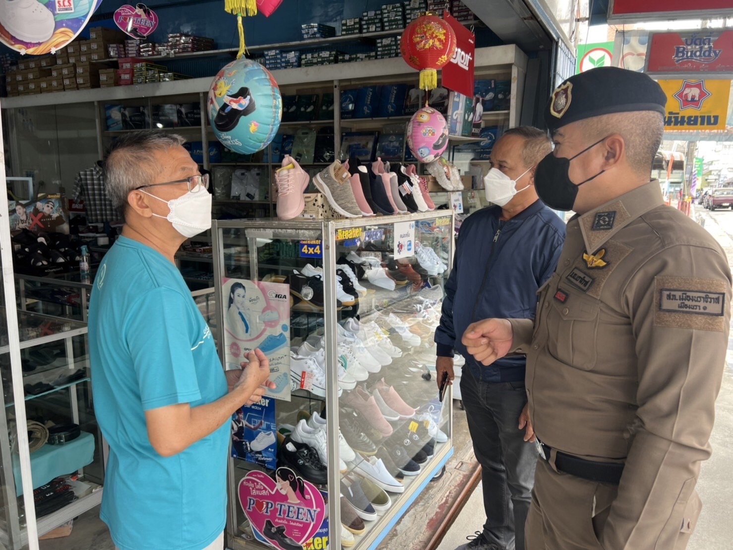 ผกก.สภ.เมืองนราธิวาส เยี่ยมผู้ประกอบการ และประชาชน ในเขตพื้นที่เซฟตี้โซน
