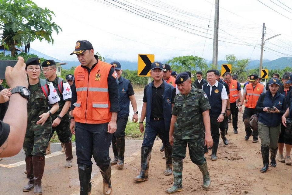 "เจเศรษฐ์" ลุยเมืองน่าน สั่งกรมโยธาฯ เร่งสร้างคันป้องกันน้ำท่วมถาวร พร้อมระดมเครื่องจักรฟื้นฟูหลังน้ำลด