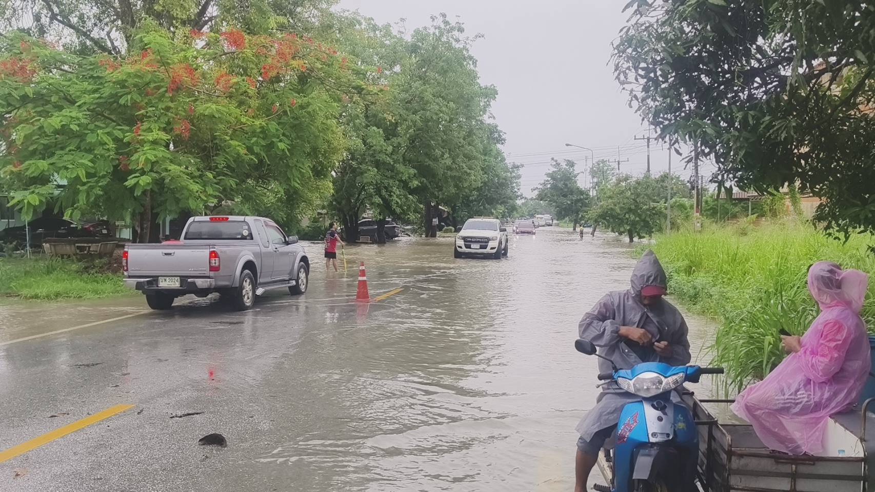 ฝนถล่มระยองทำน้ำท่วมผิวจราจรถนนหลายจุดเหตุท่ออุดตันทำให้ระบายไม่ทันท่วมซ้ำซาก 