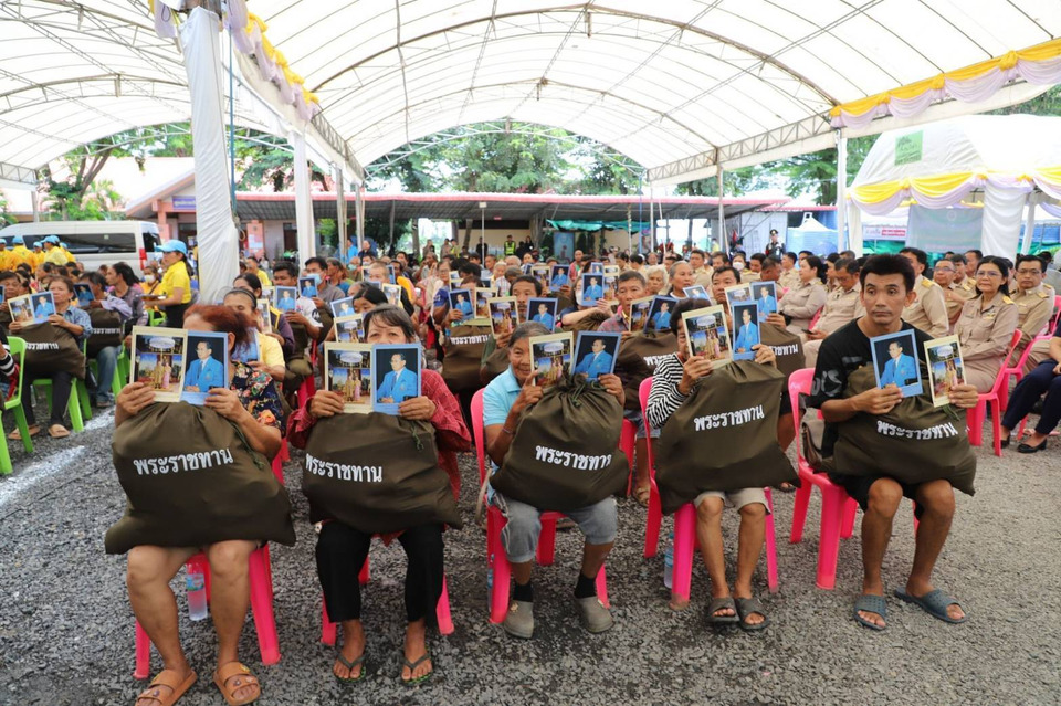 องคมนตรีเชิญสิ่งของพระราชทาน มอบผู้ประสบอุทกภัย จ.สิงห์บุรี สร้างขวัญกำลังใจแก่ราษฎร