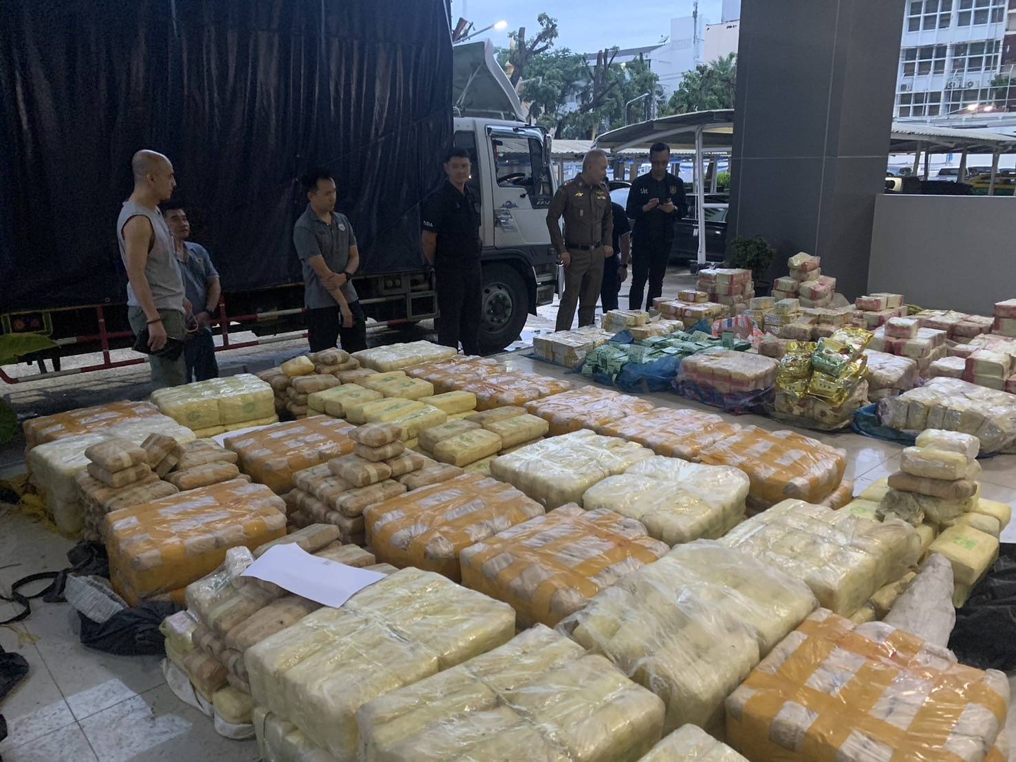 รวบเครือข่ายค้ายาบ้านั่งกินหมูกระทะย่านปทุมธานีของกลาง ยาบ้ากว่า 6 ล้าน-ไอซ์ 365 กก.