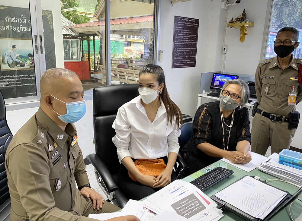 "ฟ้าใส-ปวีณสุดา" มิสยูนิเวิร์สฯ ควงทนายแจ้งความ สน.คันนายาว หลังถูกหมิ่นประมาททางโซเชียล