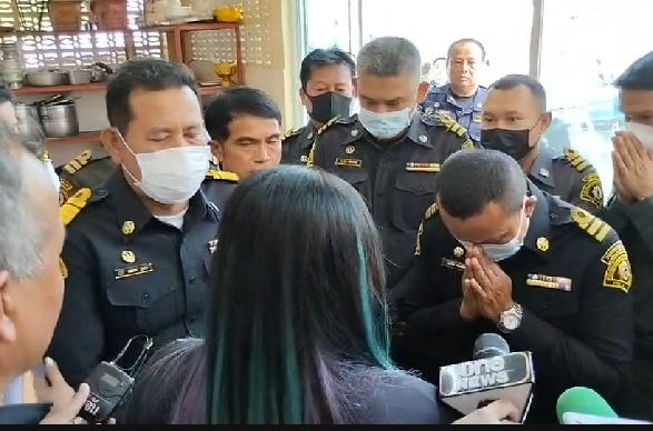 จนท.ชุดสาธิตดับเพลิง ร่ำไห้ เข้ารดน้ำศพ ‘น้องเบนซ์’ เหยื่อถังดับเพลิงระเบิด