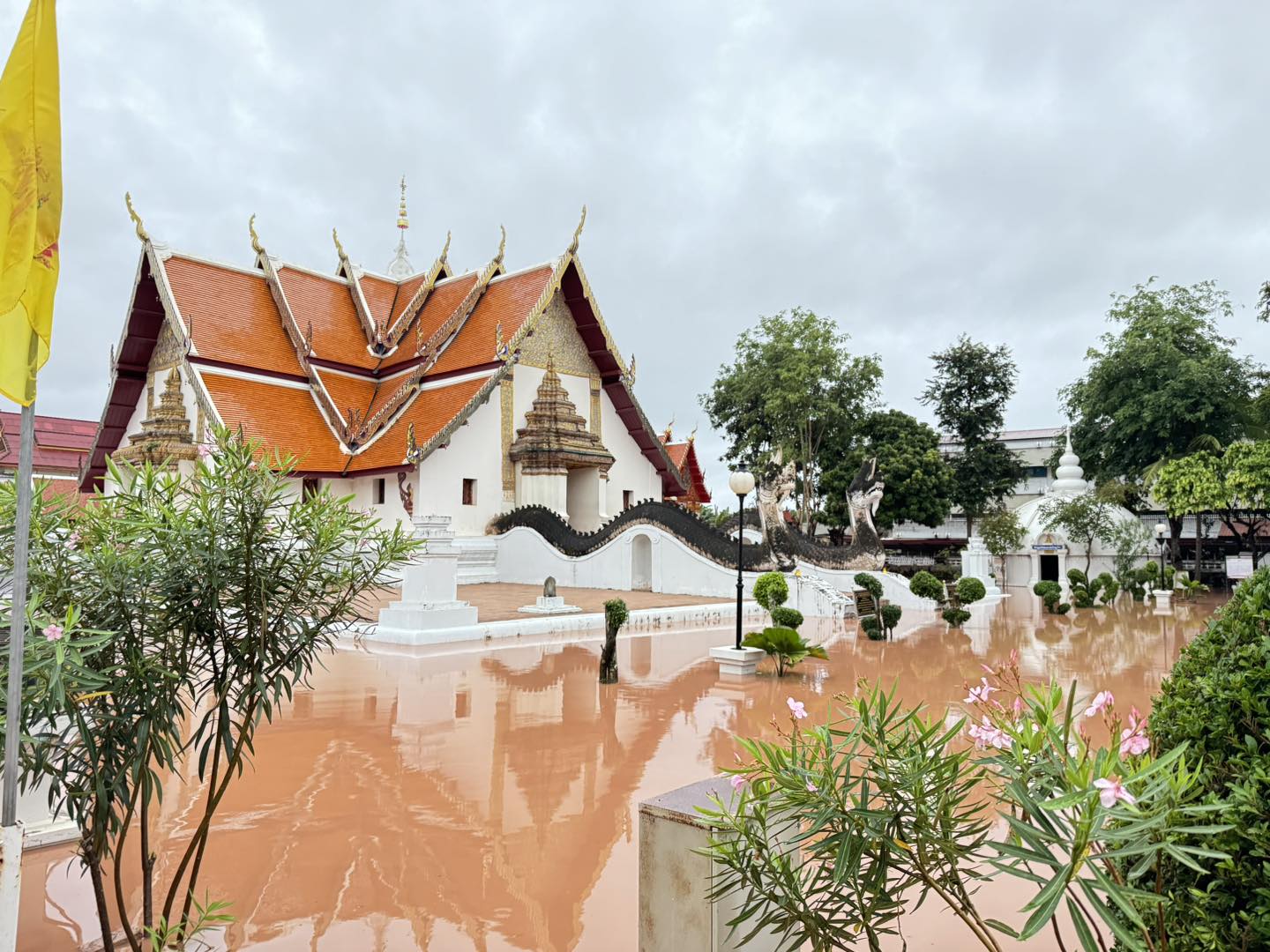 น้ำท่วมอ่วม! วัดภูมินทร์ วัดดังเมืองน่านโพสต์ภาพสถานการณ์ล่าสุด