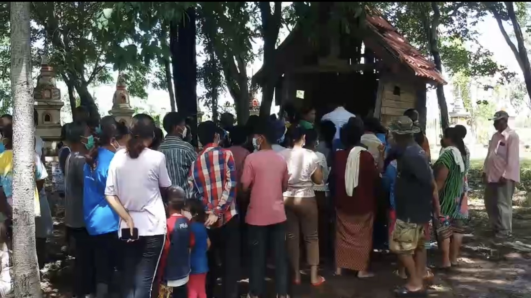 กระแสยังแรง! ชาวบ้านแห่ขอเลขเด็ด 'ป่าช้าวัดหนองน้ำขุ่น'  สถานที่กักตัวผู้ติดโควิด-19
