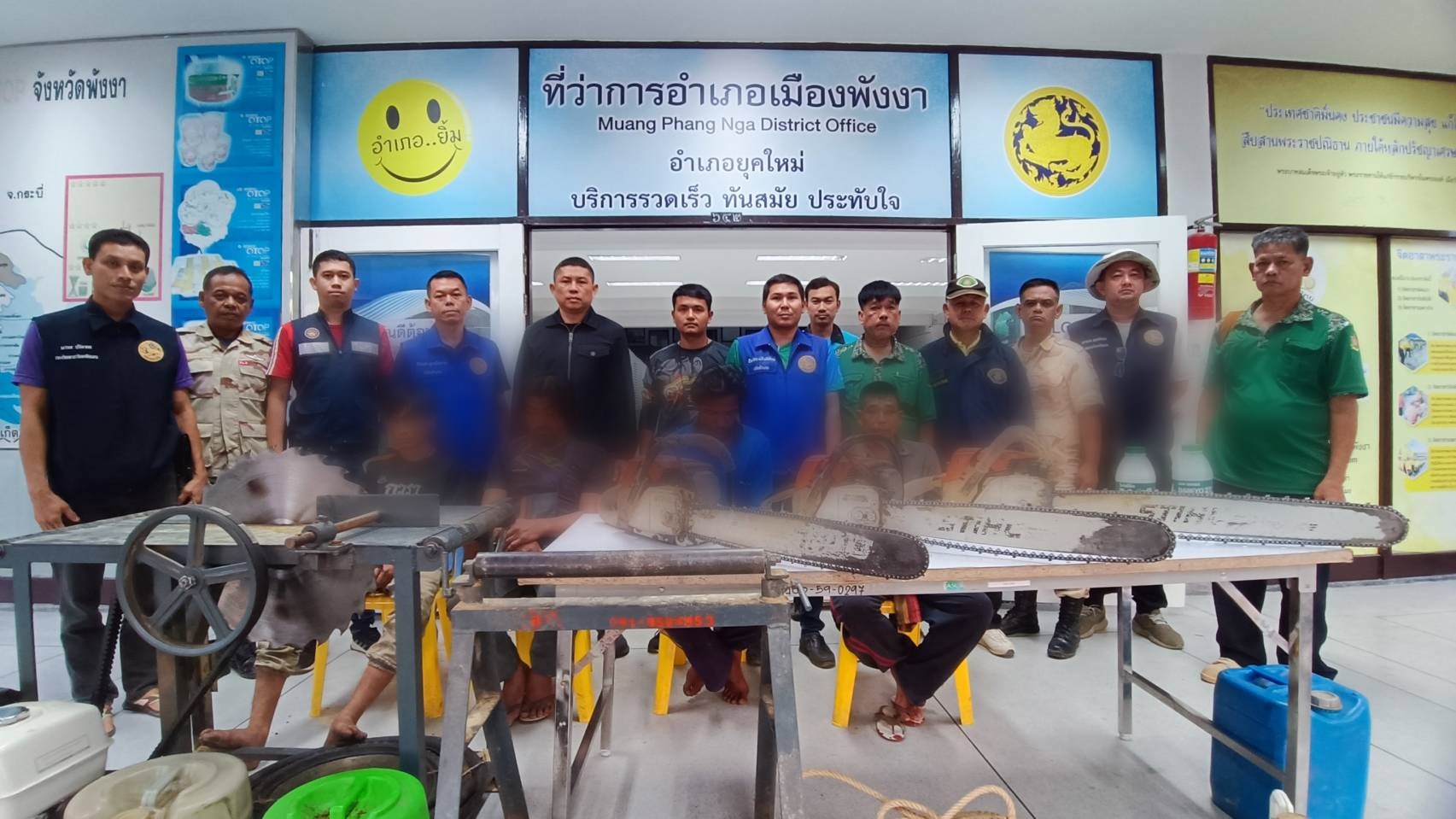 ฝ่ายปกครองสนธิกำลังหลายหน่วยงานบุกเข้าจับกุมแก๊งมอดไม้กำลังแปรรูปไม้ป่ากลางดึก ที่ตำบลป่ากอ