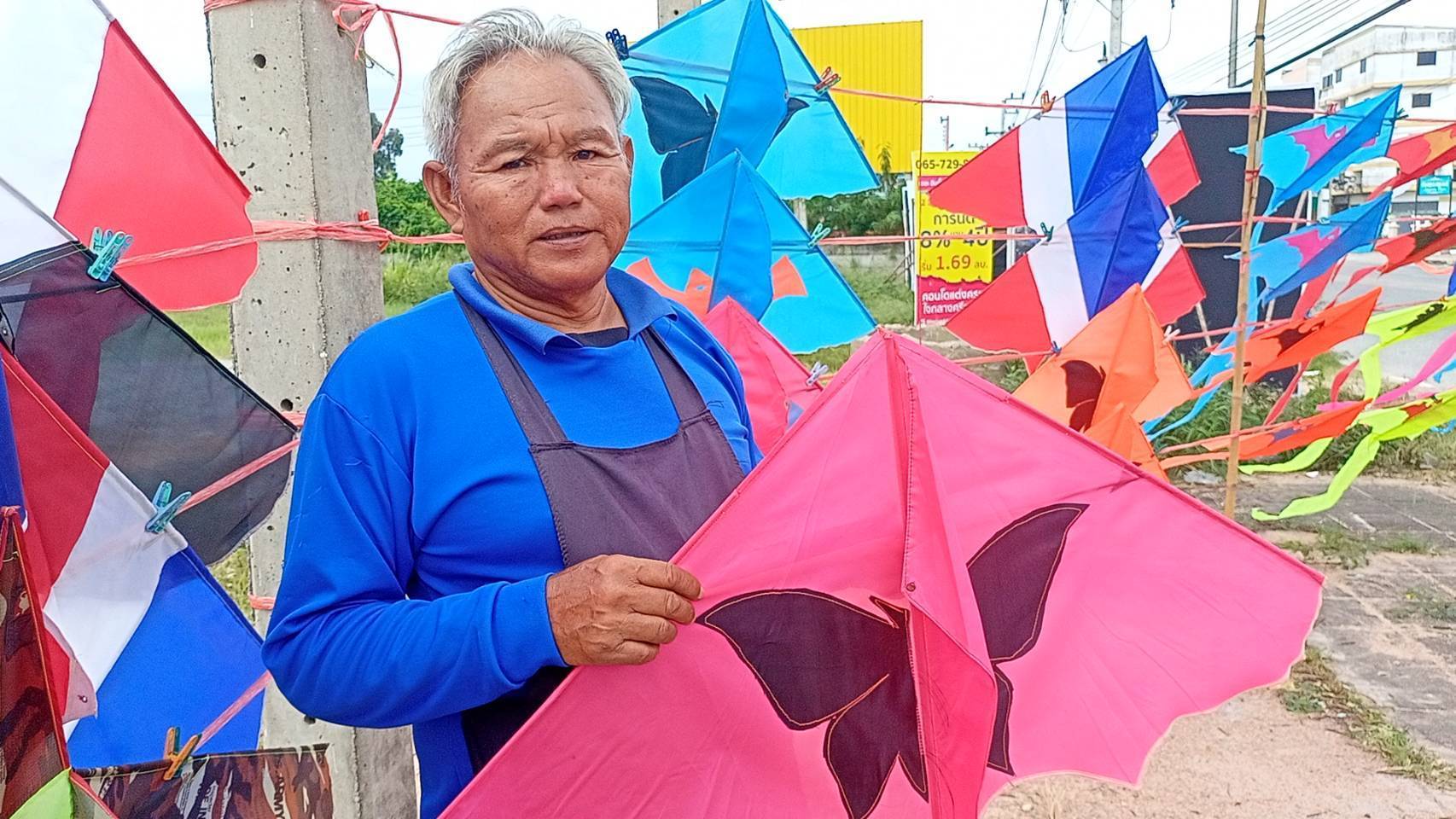  ชลบุรี อาชีพขายว่าวริมถนน สร้างรายได้งามช่วงลมหนาวมาเยือน