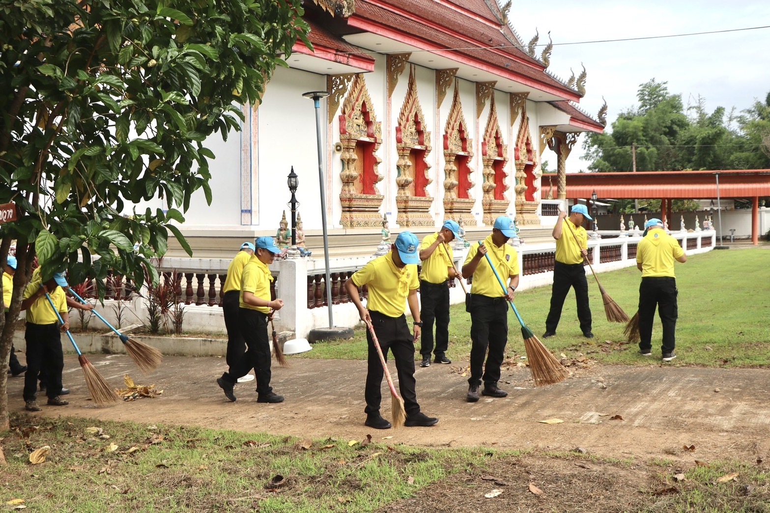 นพค.36 จัดกิจกรรมจิตอาสา ทำความสะอาดวัดคอนผึ้ง เฉลิมพระเกียรติ ร.8 ครบ 100 ปี