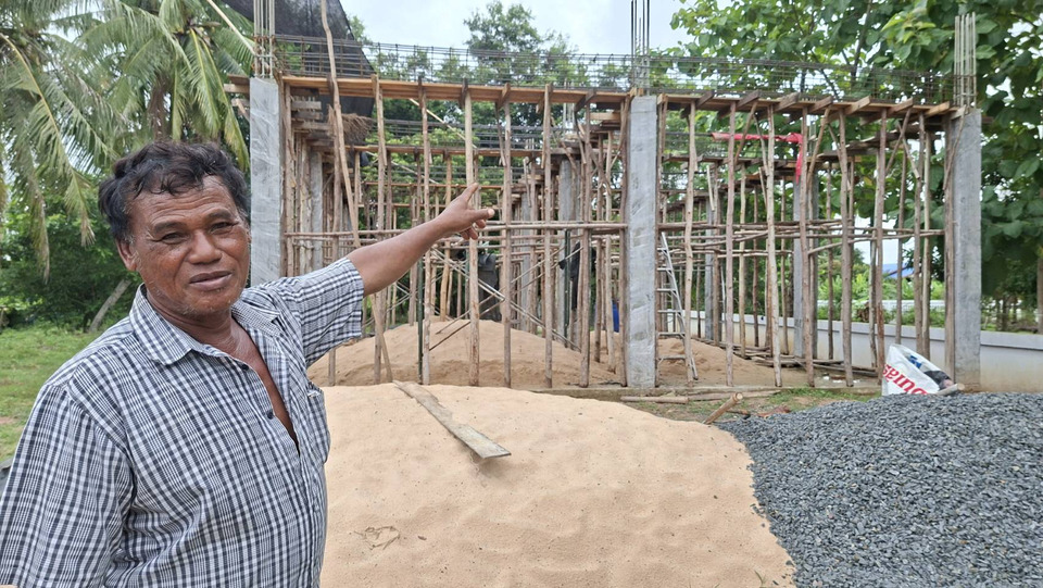 พิษชายแดนสุรินทร์! ช่างรับเหมางานหด ใช้เวลาว่างสร้างบ้านให้ลูก เชื่อสถานการณ์ยังต้องจับตา 