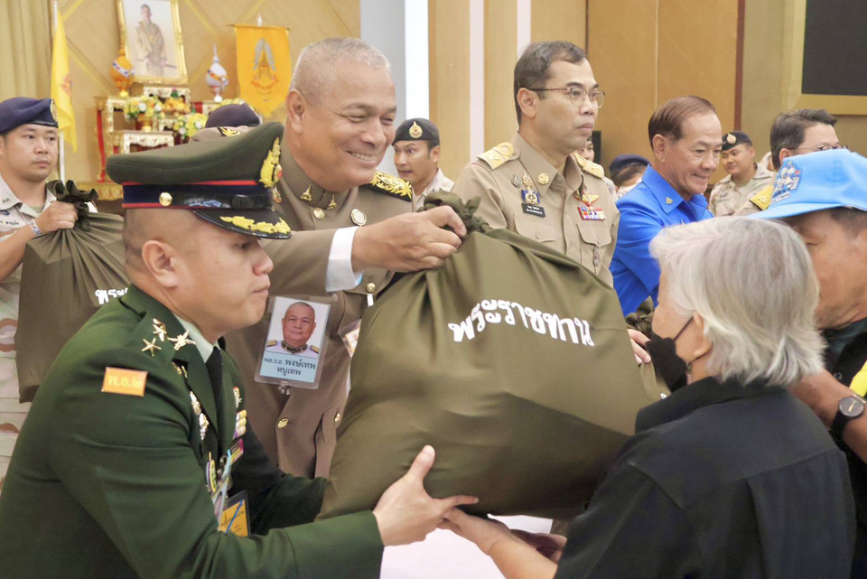 "ในหลวง" โปรดเกล้าฯให้องคมนตรี เชิญถุงพระราชทานมอบแก่ราษฎรที่ประสบอุทกภัย จ.นนทบุรี