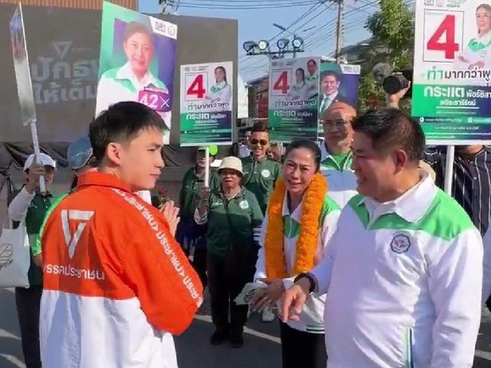 สัมมาคารวะ! "ธนภัทร" ผู้สมัครเขต 6 พรรคประชาชน ไหว้ทักทาย “ผู้กองธรรมนัส” กลางสนามเลือกตั้งปทุมฯ ย้ำการเมืองเห็นต่างแต่ไม่แตกแยก