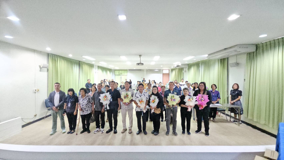 ทต.บางพระ จัดโครงการส่งเสริมอาชีพ ครั้งที่ 3 สอนการทำดอกไม้และจัดช่อดอกไม้จากลวดกำมะหยี่