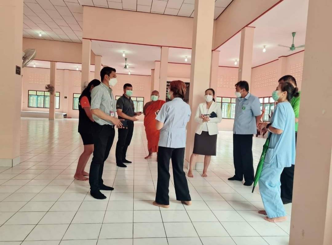 นายอำเภอท่าตะเกียบ ลงพื้นที่นำทีมสาธารณสุข ท้องถิ่น เร่งปรับสถานที่เป็นโรงพยาบาลสนามแห่งที่ 2    