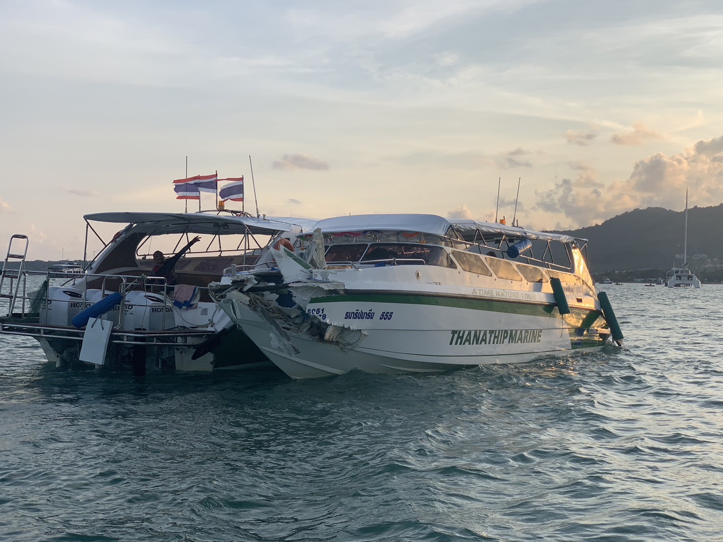 นทท.รัสเซีย เจ็บ 30 สาหัส 6 เหตุสปีดโบ้ทชนเสาสัญญาณเดินเรือ กลางทะเลภูเก็ต