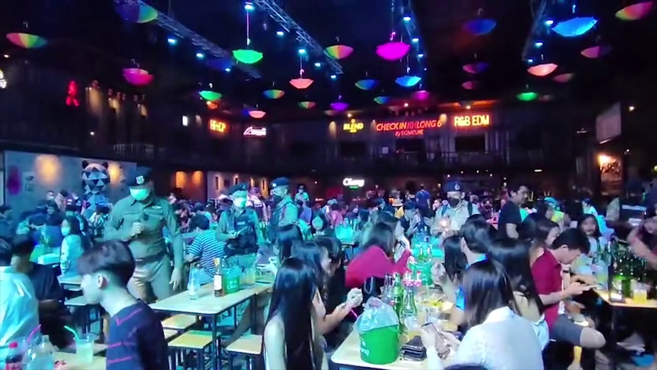 แชร์คลิปว่อนลูกค้าดวลปืนการ์ดร้านเหล้าคลองหกถูกยิงเข้าคอบาดเจ็บสาหัส2คน